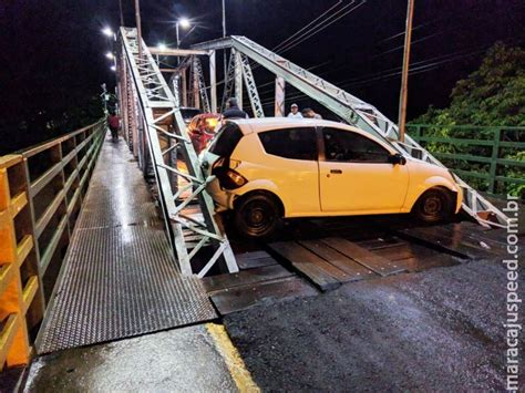 Motorista Perde O Controle Da Dire O E Ve Culo Fica Preso Na Ponte