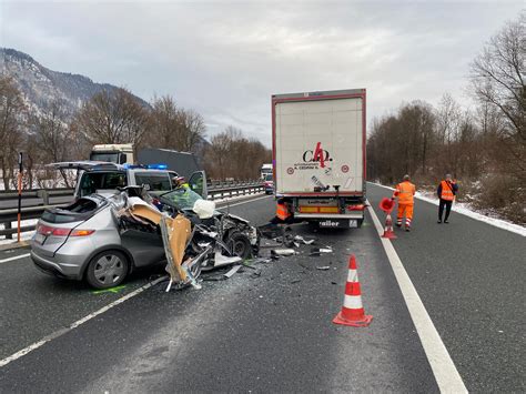 Kollision PKW Lenker 21 Kracht Bei Langkampfen In LKW Stau Ende