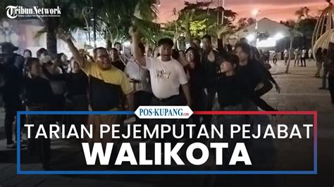 Tarian Penyambutan Pejabat Walikota Kupang George Hadjoh Di Taman LLBK