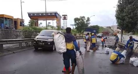 Banjir Surut Gerbang Tol Bitung Kembali Normal Okezone Megapolitan