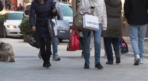 Els turistes fan les últimes compres abans de Nadal