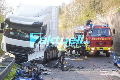 Tödlicher Unfall Auto kracht frontal gegen LKW Nicht angeschnallter