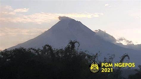 Guguran Lava Pijar Dari Puncak Gunung Merapi Meluncur Kali Ke Barat