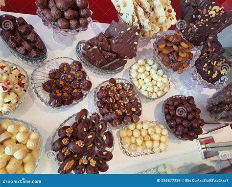 Doces De Todos Os Tipos - Muitos Tipos Diferentes De Doces De Chocolate Em Uma Loja Foto de Stock ...