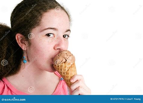 La Giovane Ragazza Di Latina Mangia Il Gelato Fotografia Stock Immagine Di Isolato Congelato