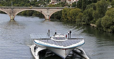 Natureza Maior Barco Movido A Energia Solar Do Mundo Navega Pelo Rio Sena