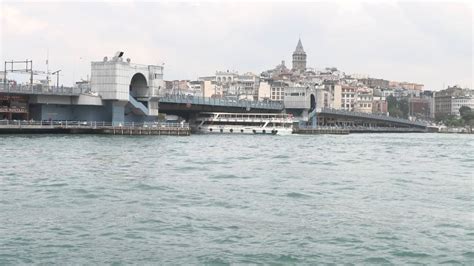 Tur teknesi Galata Köprüsü ne çarptı