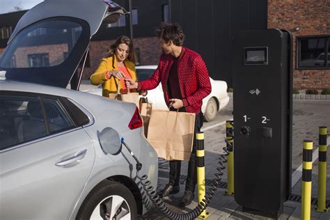 Cuenta atrás estos lugares deben tener puntos de recarga para coches