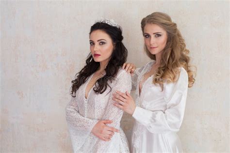 Deux Filles Dans La Blonde Et La Brune Blanches De Lingerie Image Stock Image Du Attrayant