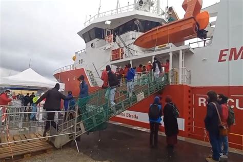 La Nave Ong Life Support Sbarca A Livorno A Bordo Migranti