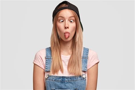 Portrait D Une Jeune Femme Blonde Photo Gratuite