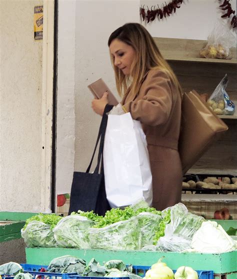 Foto nga paparazzi Nënë e 3 fëmijëve Jorida Tabaku nuk harron detyrat