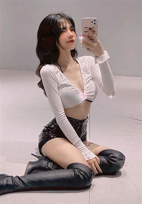 Hotgirl Mai Dora bikini khoe body đồng hồ cát vạn người mê