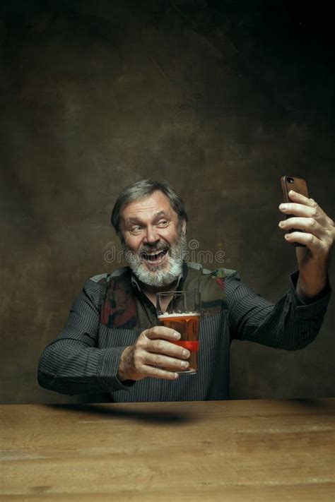 Cerveja Bebendo De Sorriso Do Homem Farpado No Bar Imagem De Stock