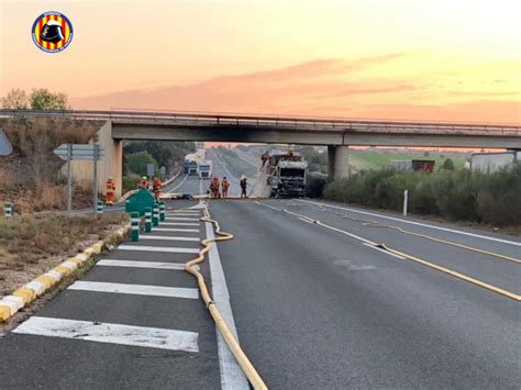 Se incendia un camión en la carretera A 35 de Vallada con mercancías