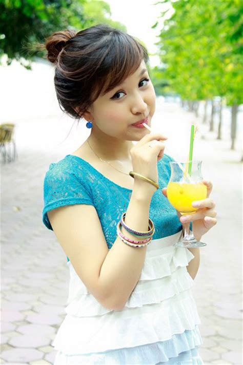 Vân Hugo từ hot girl đời đầu chớp mắt đã biến thành quý bà ngực khủng