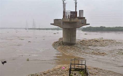 Yamuna River यमुना का जलस्तर फिर खतरे के निशान के पार