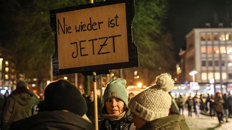 Protestforscher Anhaltende Dynamik Bei Demos Gegen Rechts