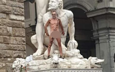 Firenze Uomo Nudo Con Scritta Censurato Si Arrampica Su Statua In