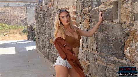 Gorgeous Blonde Model Takes Off Her Clothes And Looks Good XNXX