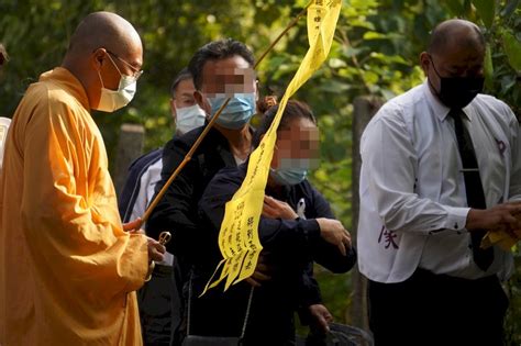 長榮大學馬來西亞籍女學生遭強擄殺害，家屬2日下午到高雄市阿蓮區的棄屍地點招魂，女學生母親全程止不住淚水，場面哀戚。 新聞 Rti 中央廣播電臺