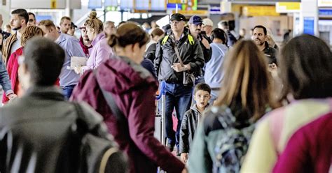 Drukke Aankomstdag Verwacht Op Schiphol Door Hemelvaart Binnenland