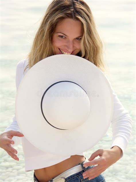 Het Meisje Dat Van De Blonde Witte Hoed Eet Stock Foto Image Of Gelukkig Blij