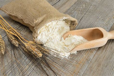 Мешок муки стоковое изображение. изображение насчитывающей молотилка ...