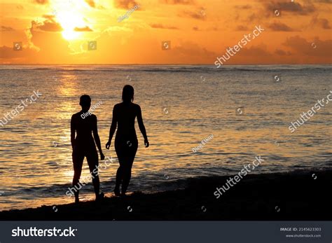 Photo De Stock Silhouettes De Deux Filles En Bikini Shutterstock