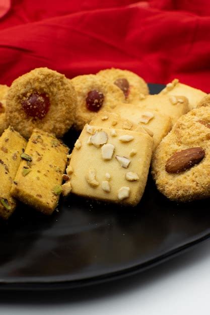 Sabrosas Galletas De Nueces Est N Aisladas Sobre Fondo Rojo Foto Premium