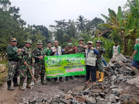 NU CARE LAZISNU Kecamatan Marga Tiga Ajak Warga Perbaiki Jalan Rusak Di