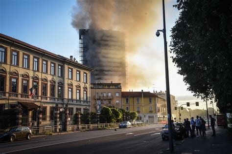 Incendio Milano Grattacielo Ancora In Fase Di Spegnimento Primopiano