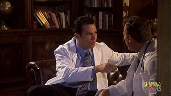 Una rubia cachonda de tetas pequeñas acude al médico en busca de ayuda XVIDEOS