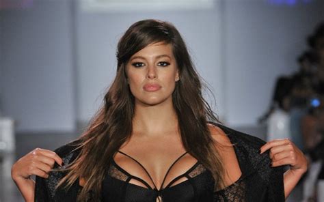 Top Plus Size Vira O Centro Das Aten Es Ao Desfilar De Lingerie Na Nyfw Assista Revista
