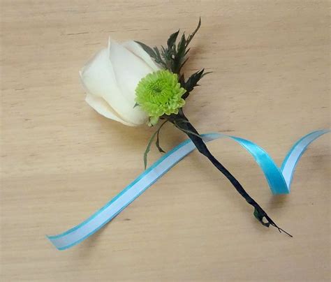 How To Make A Simple Boutonniere Using Real Flowers And Silk Learn The