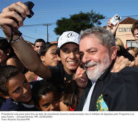 Presidente Lula Posa Para Foto Ao Lado De Moradores Durante Comemora O