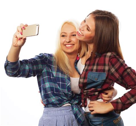 Dos Chicas Hipsters Tomando Una Selfie Aisladas Sobre Un Fondo Blanco