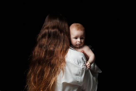 Mutter Brunette Mit Langen Haaren Und Einem Wei En Hemd Steht Mit Ihrem
