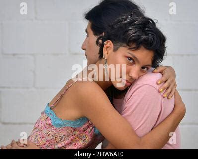 Une Belle Femme Mexicaine Jeune Latina Avec Des Cheveux Courts Embrasse