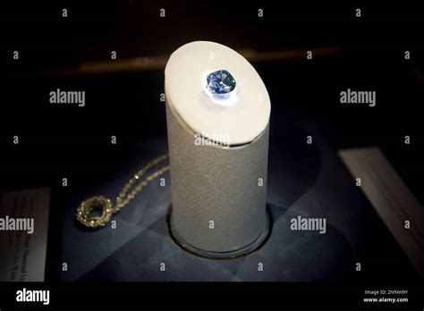 Hope diamond display case hi-res stock photography and images - Alamy