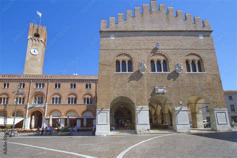 Treviso Piazza Dei Signori Con Palazzo Dei Trecento E Torre Civica