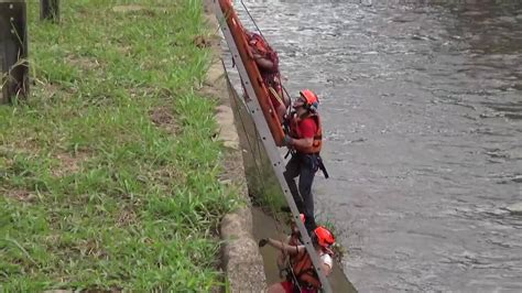 Vídeo Bombeiros resgatam homem no Rio Tamanduateí São Paulo G1