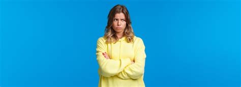 Je Ne Veux Pas Te Parler Offens Et Boulevers Jolie Jeune Petite Amie Blonde Idiote Vite La