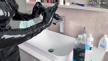 Drone de látex asegura un enorme consolador dentro del culo XVIDEOS