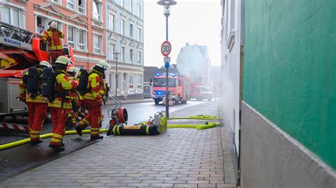 Brand Im Keller Feuerwehr Rettet Sieben Menschen Aus Verqualmtem Haus