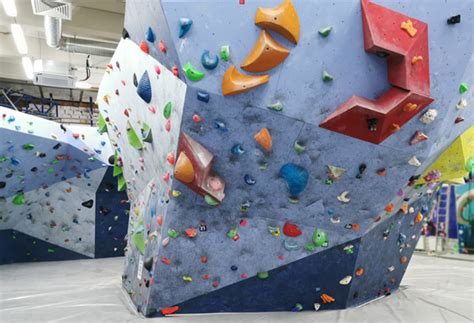 The Basics of Indoor Bouldering (First Time at Bouldering Gym)