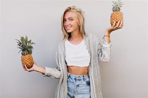 Belle Femme La Mode Avec Des Ananas Souriant La Cam Ra Femme Blonde En Tenue D Contract E