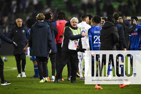 Le Photographe De L Estac Vient Saluer Les Joueurs En Fin De Match