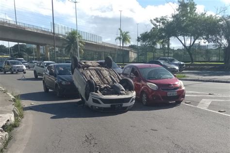 Salvador carro capota no viaduto Canô Veloso e deixa trânsito lento na