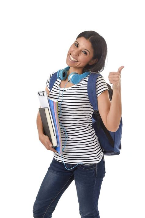 Muchacha Latina De Moda Del Estudiante Que Celebra La Sonrisa De La Mochila De La Carpeta Y Del